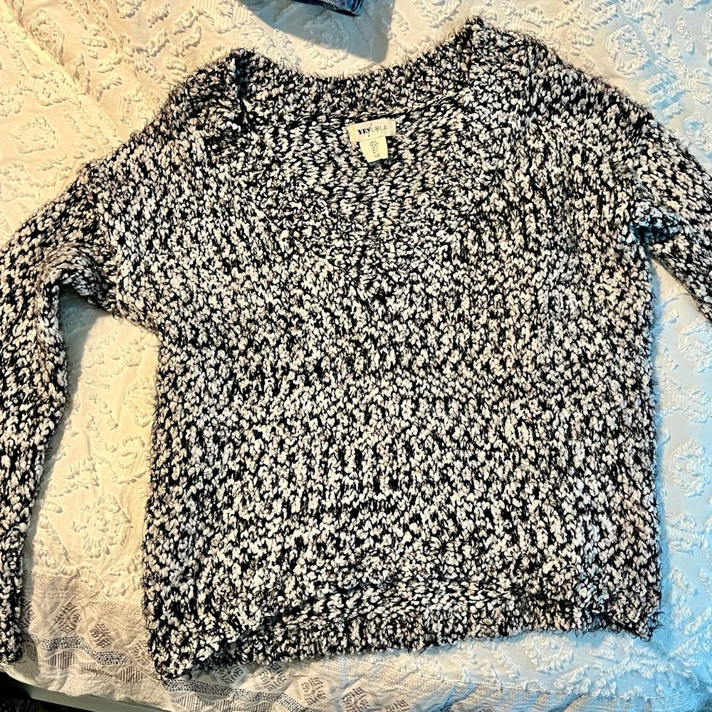Yes Lola sweater size small